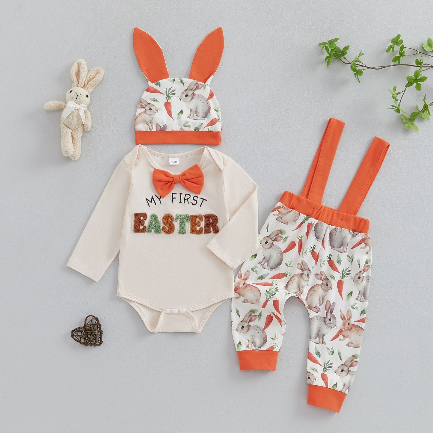 3-teiliges Oster-Outfit für Babys und Kleinkinder – Body mit aufgesticktem Buchstaben, Overall mit Häschen und Haar-Accessoire