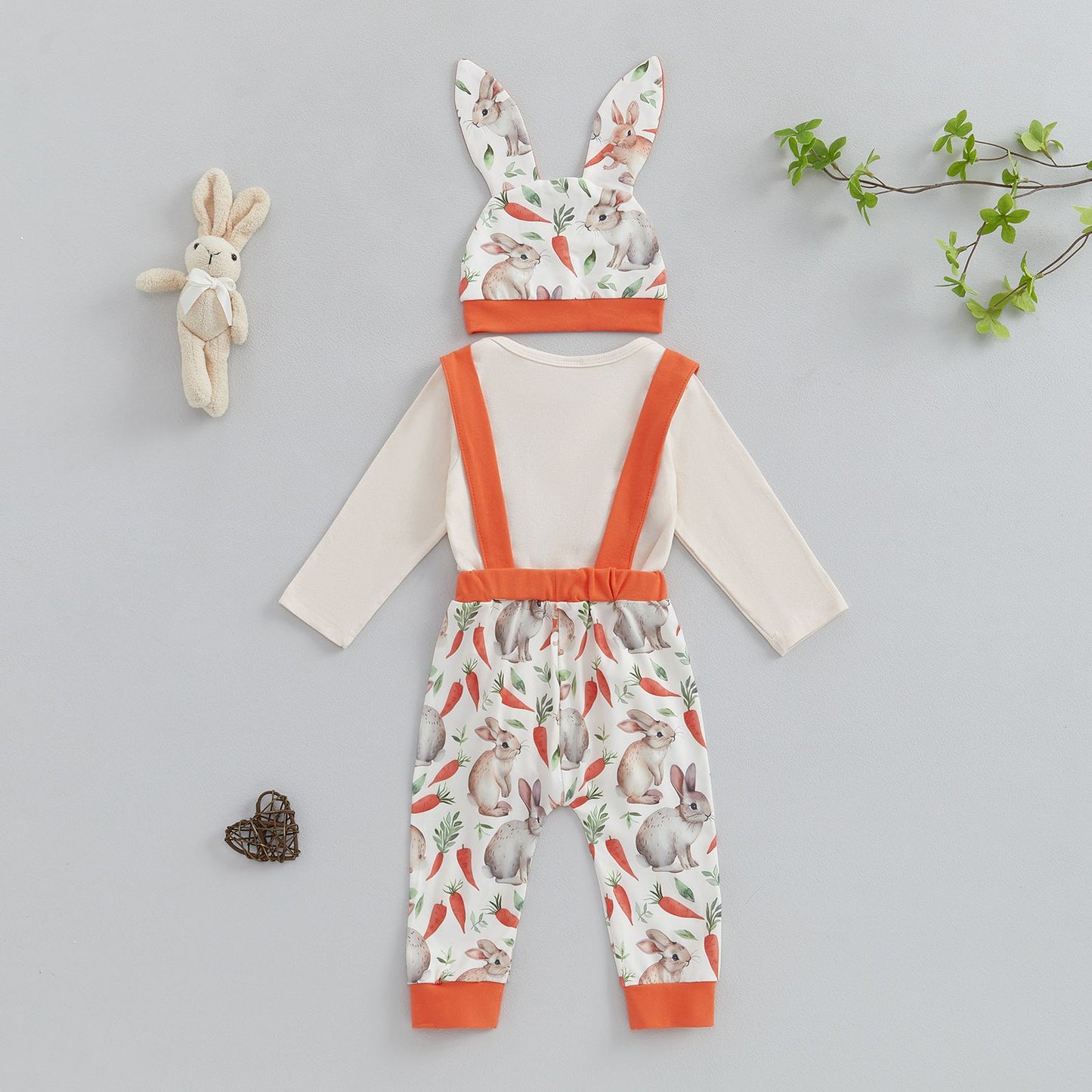 3-teiliges Oster-Outfit für Babys und Kleinkinder – Body mit aufgesticktem Buchstaben, Overall mit Häschen und Haar-Accessoire