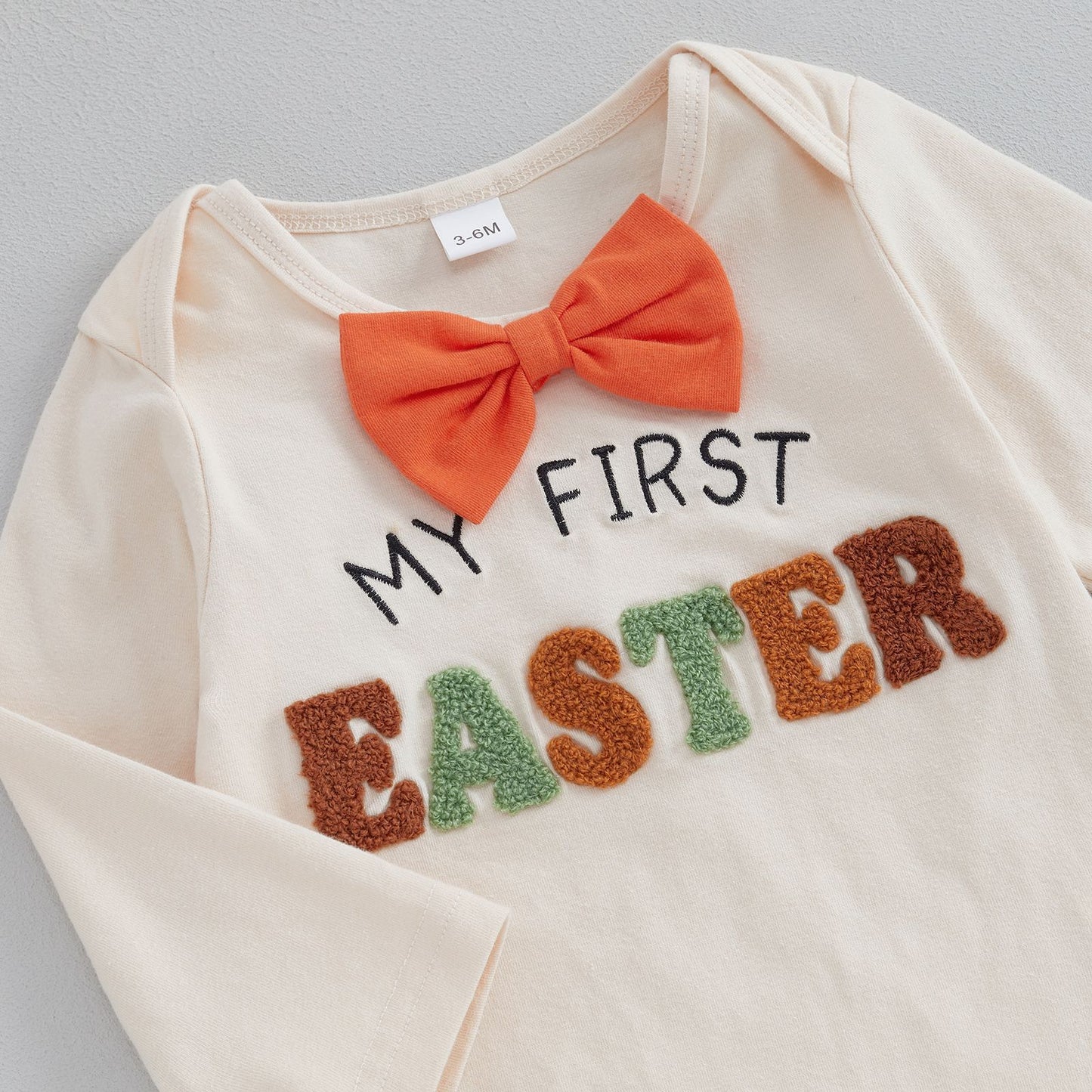 3-teiliges Oster-Outfit für Babys und Kleinkinder – Body mit aufgesticktem Buchstaben, Overall mit Häschen und Haar-Accessoire