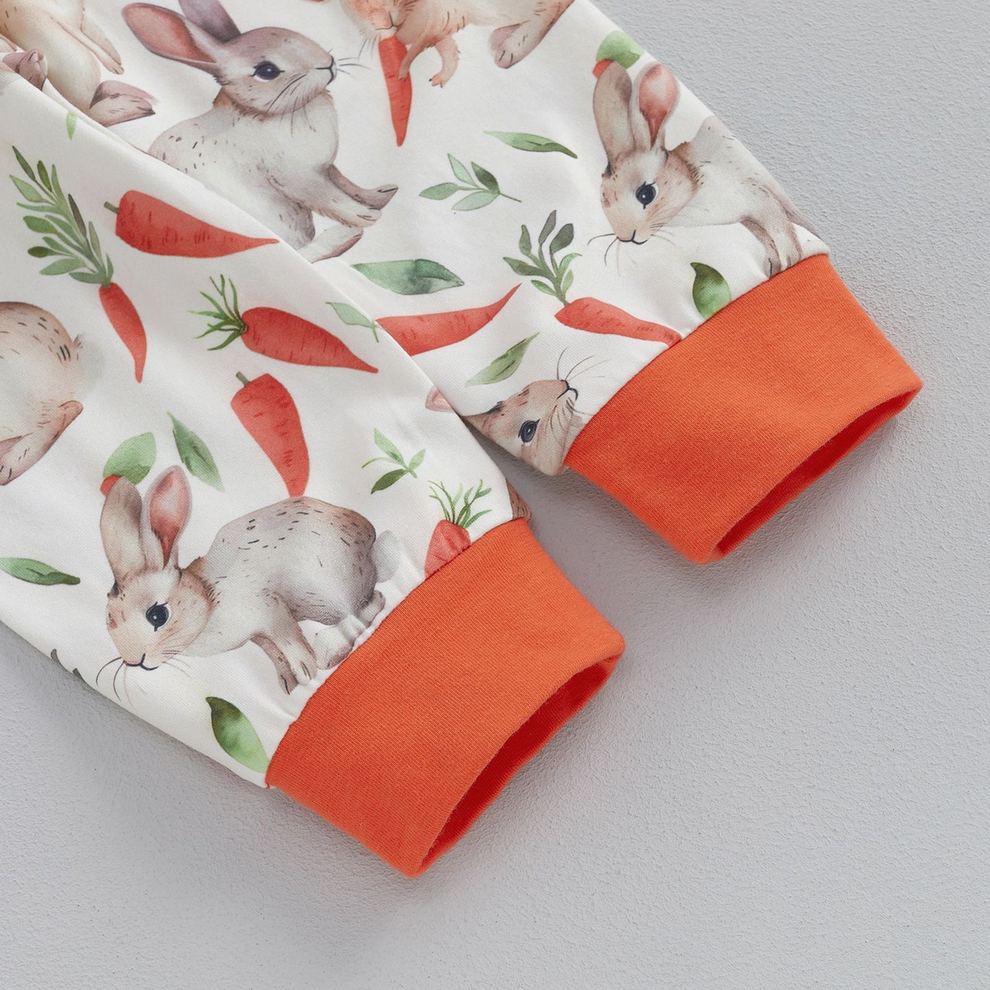 3-teiliges Oster-Outfit für Babys und Kleinkinder – Body mit aufgesticktem Buchstaben, Overall mit Häschen und Haar-Accessoire