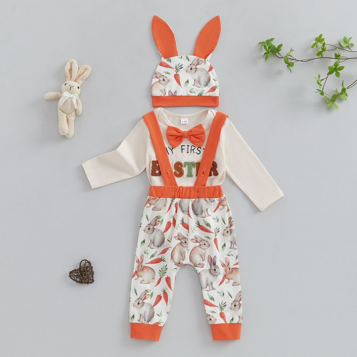 3-teiliges Oster-Outfit für Babys und Kleinkinder – Body mit aufgesticktem Buchstaben, Overall mit Häschen und Haar-Accessoire
