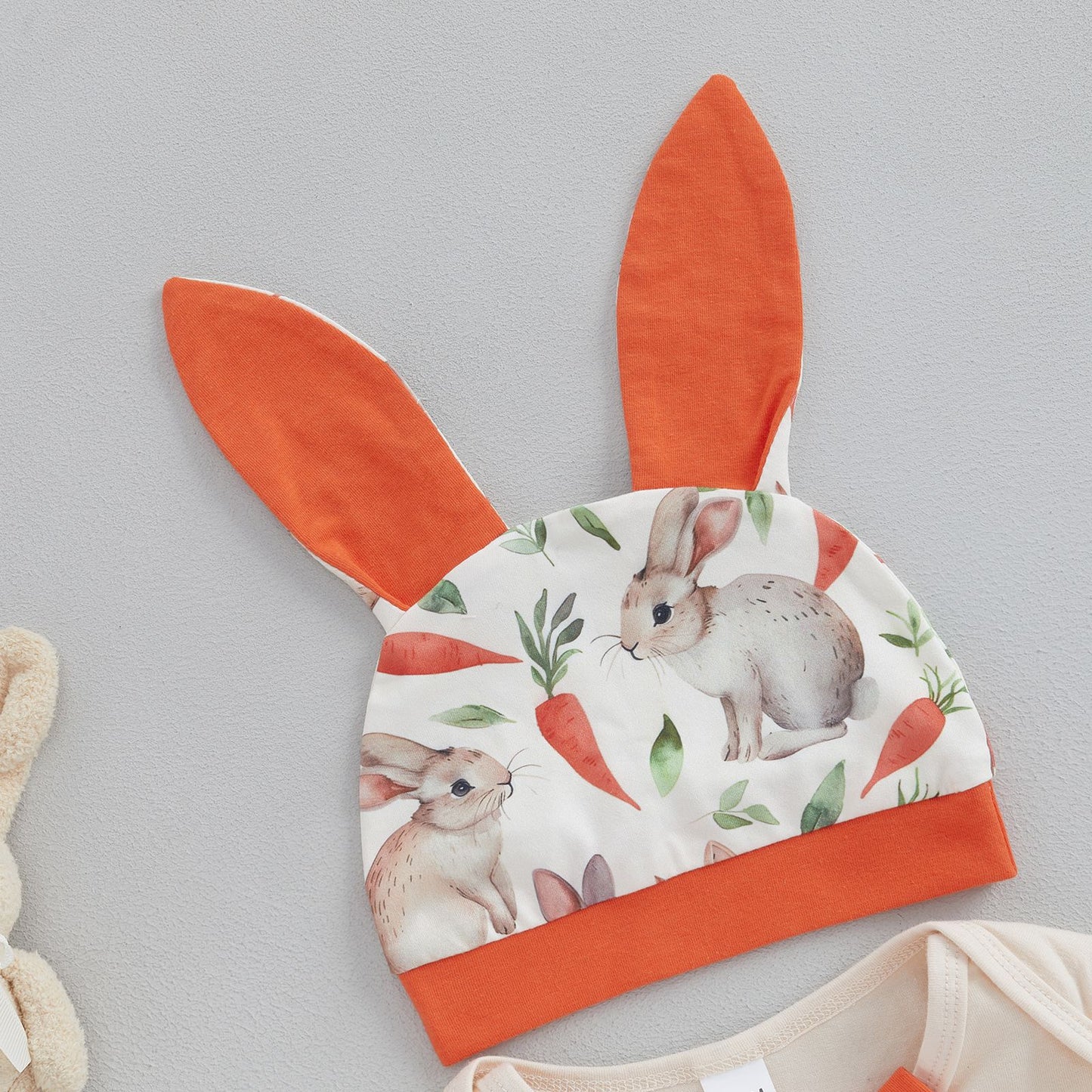 3-teiliges Oster-Outfit für Babys und Kleinkinder – Body mit aufgesticktem Buchstaben, Overall mit Häschen und Haar-Accessoire