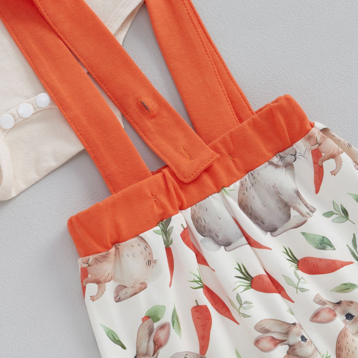 3-teiliges Oster-Outfit für Babys und Kleinkinder – Body mit aufgesticktem Buchstaben, Overall mit Häschen und Haar-Accessoire