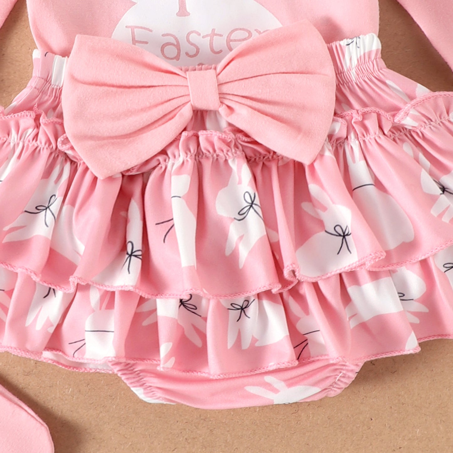 4-teiliges Oster-Outfit-Set für Babymädchen – Hasen-Strampler, Rock mit Schleife, Socken und Stirnband