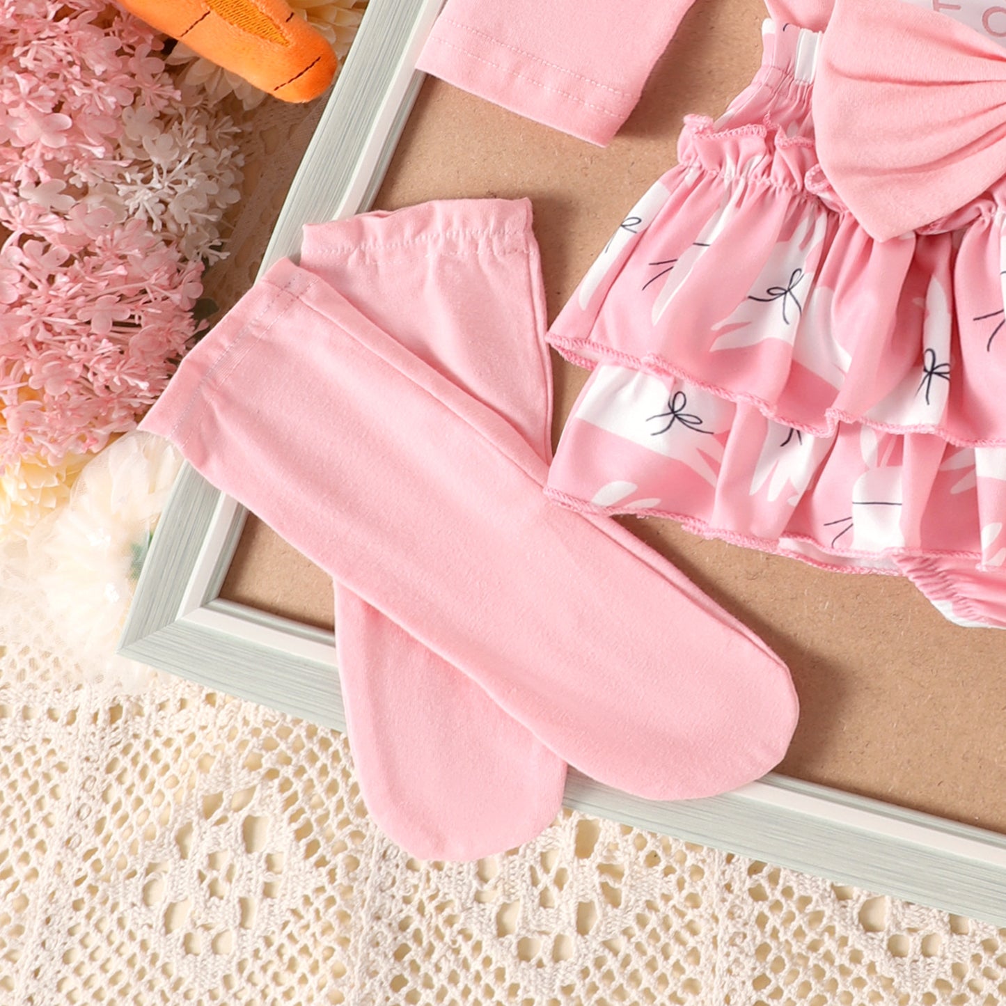 4-teiliges Oster-Outfit-Set für Babymädchen – Hasen-Strampler, Rock mit Schleife, Socken und Stirnband