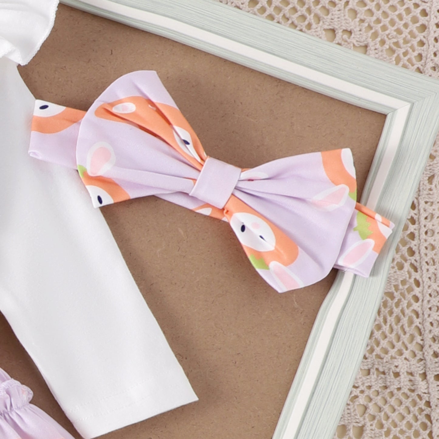 4-teiliges Oster-Outfit-Set für Babymädchen – Hasen-Strampler, Rock mit Schleife, Socken und Stirnband