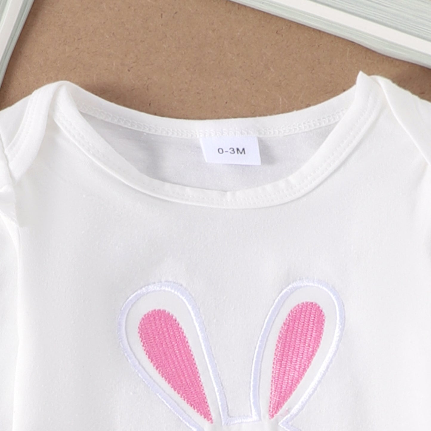 4-teiliges Oster-Outfit-Set für Babymädchen – Hasen-Strampler, Rock mit Schleife, Socken und Stirnband