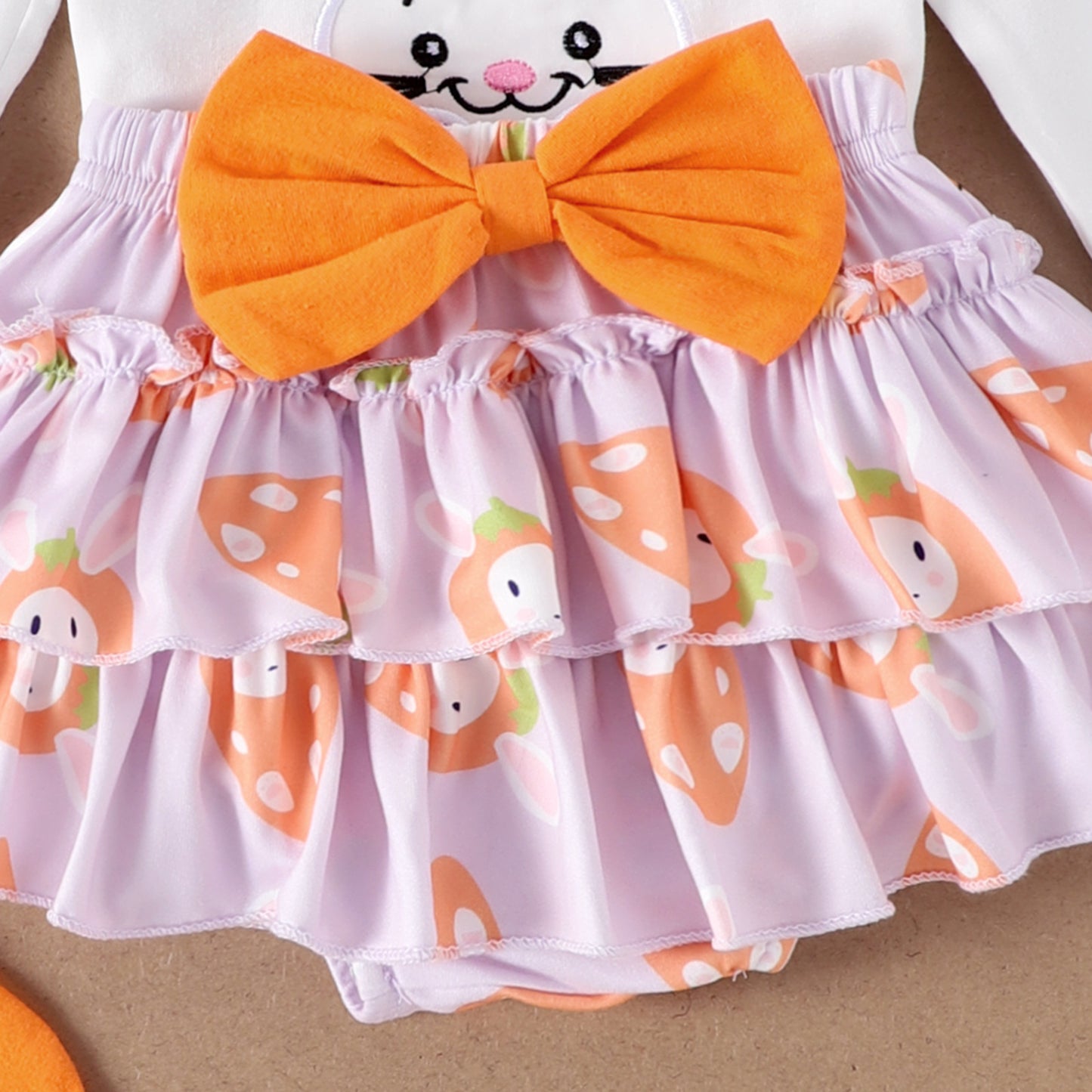 4-teiliges Oster-Outfit-Set für Babymädchen – Hasen-Strampler, Rock mit Schleife, Socken und Stirnband