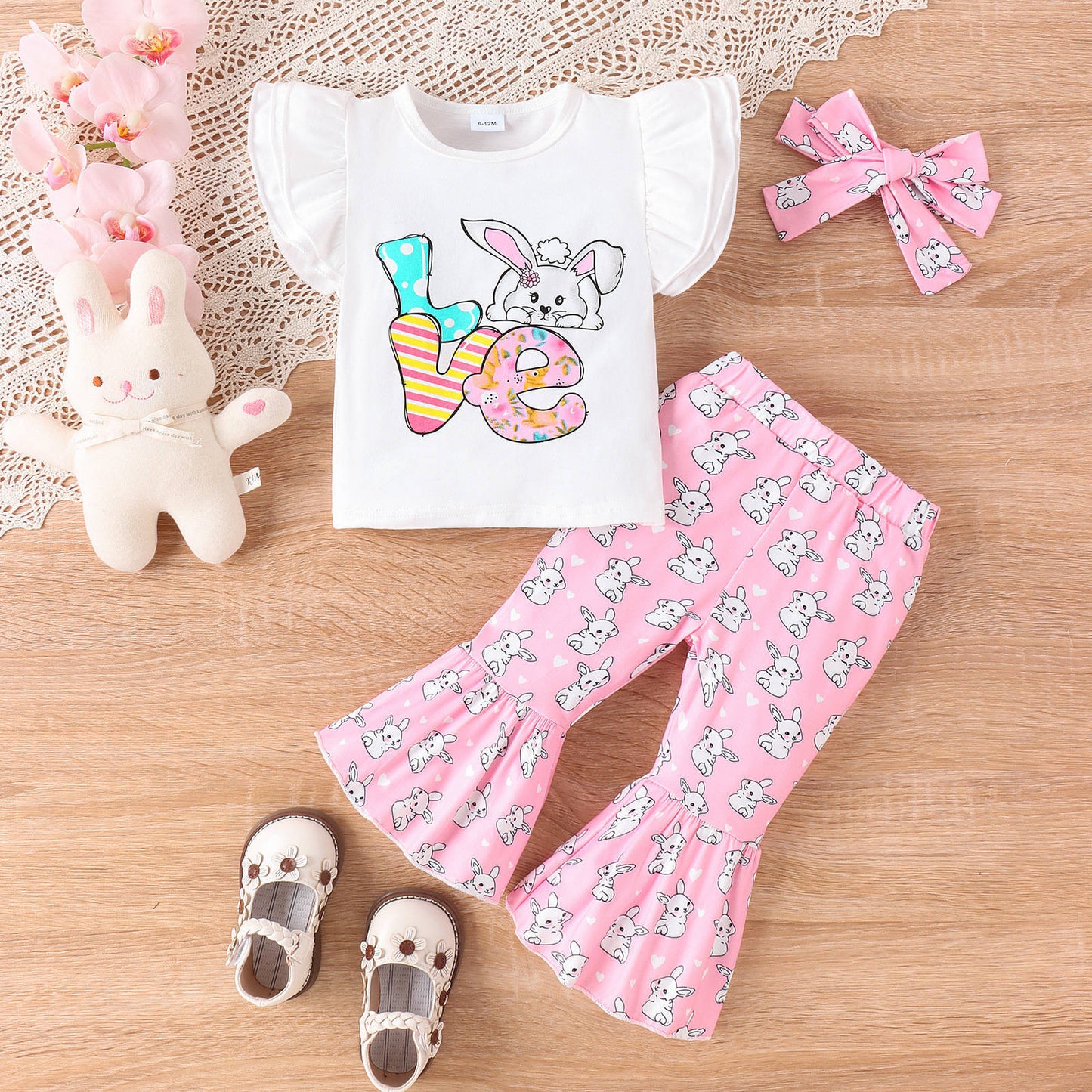 3-teiliges Set für Mädchen – Weißes Flattertop und mehrfarbige Schlaghose mit Häschenmotiv