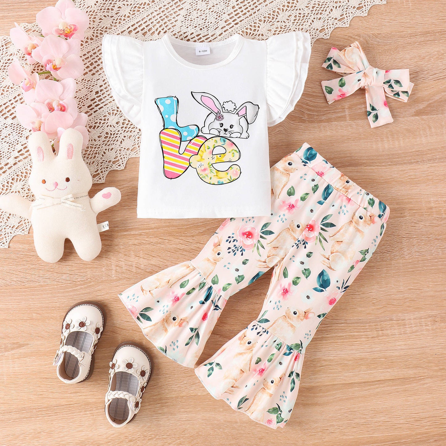3-teiliges Set für Mädchen – Weißes Flattertop und mehrfarbige Schlaghose mit Häschenmotiv