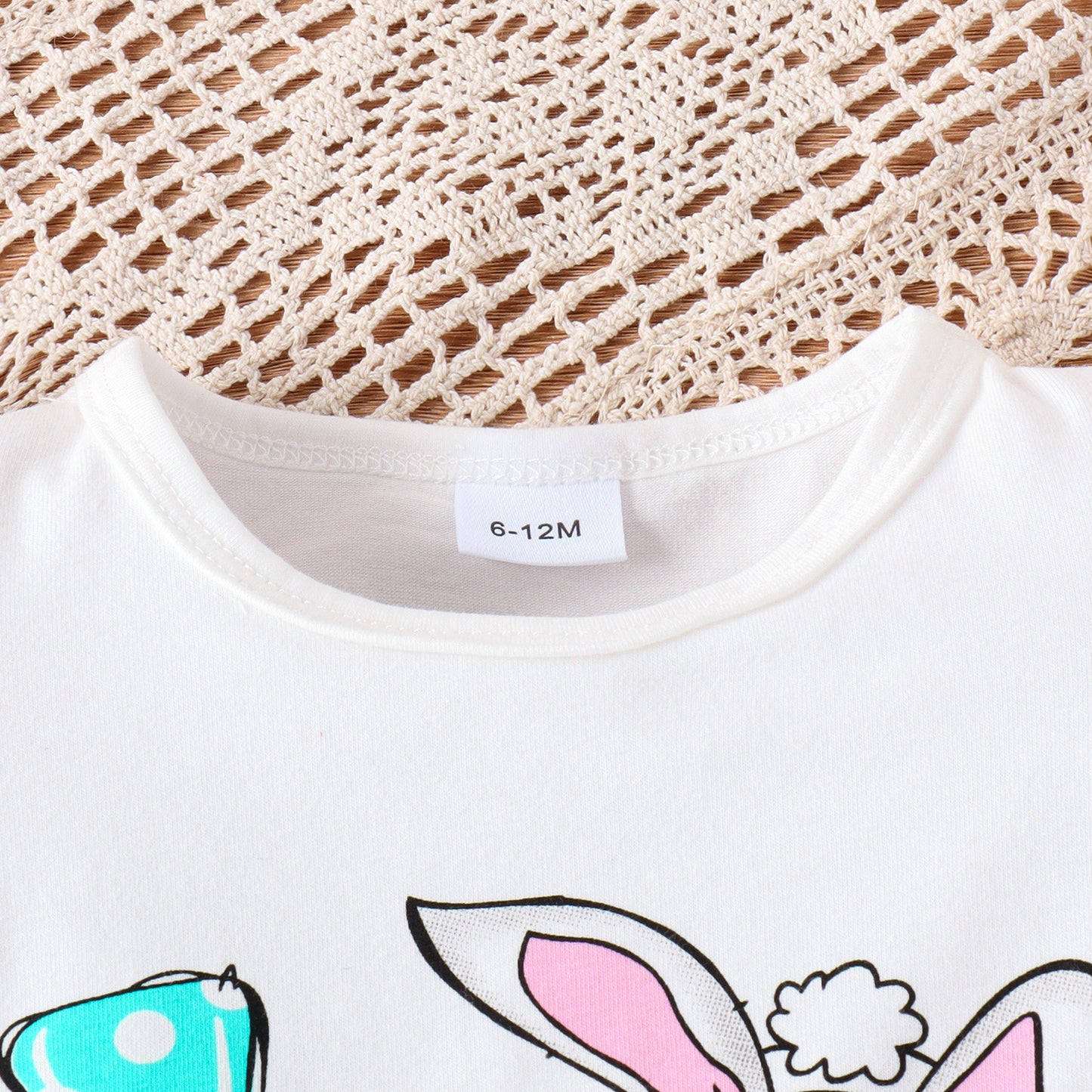 3-teiliges Set für Mädchen – Weißes Flattertop und mehrfarbige Schlaghose mit Häschenmotiv