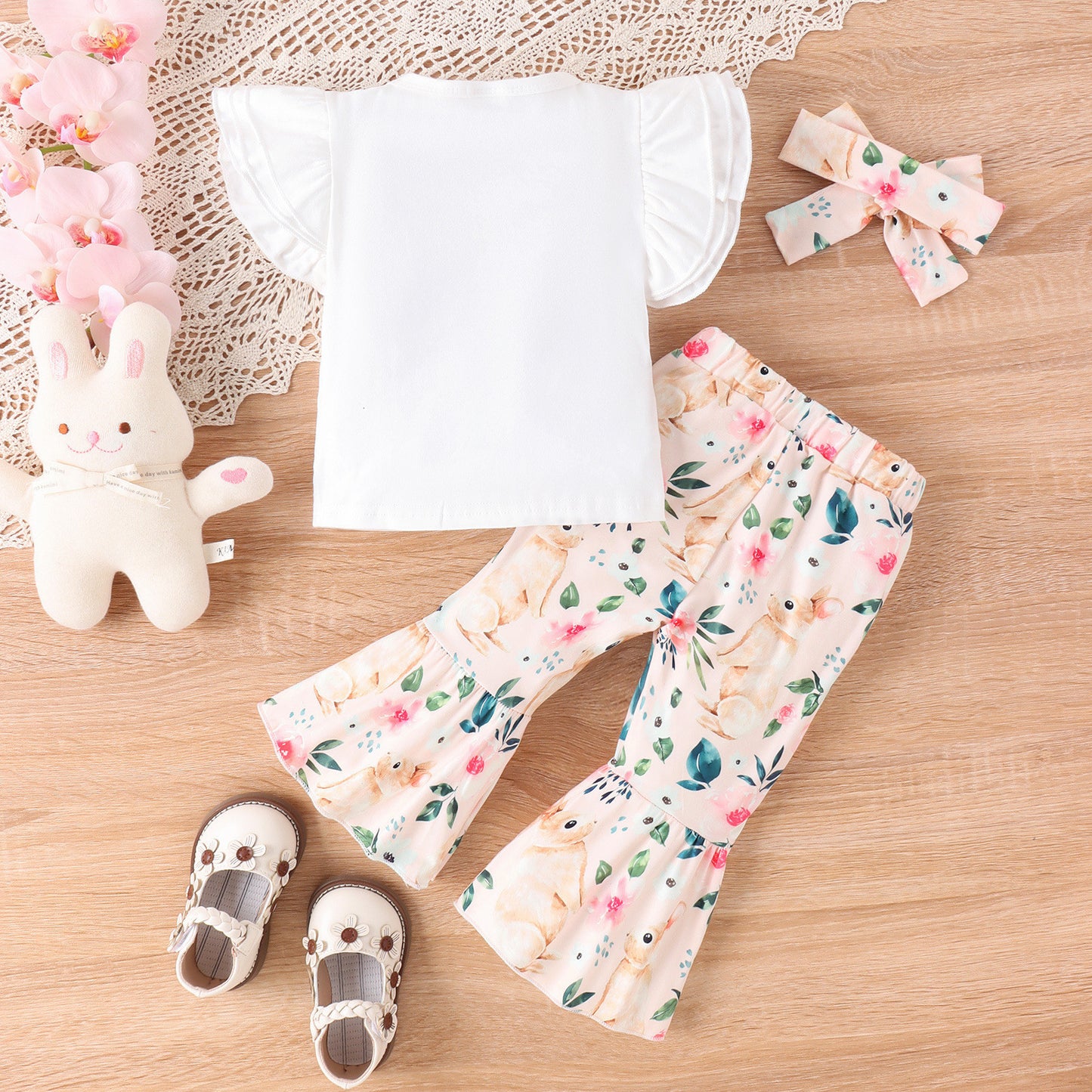 3-teiliges Set für Mädchen – Weißes Flattertop und mehrfarbige Schlaghose mit Häschenmotiv