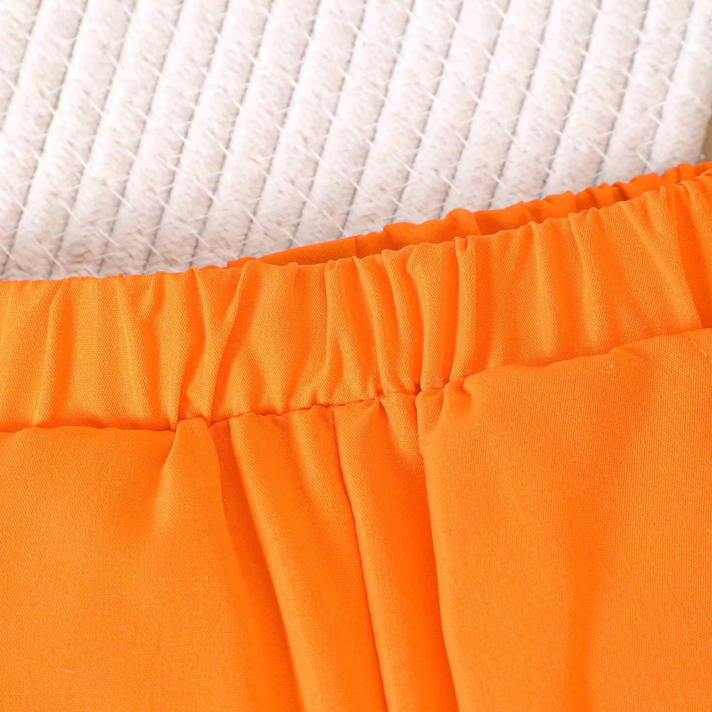 Neues Oster-Outfit für Babys und Kleinkinder – Süßes Hemd-Set mit Karottenmuster