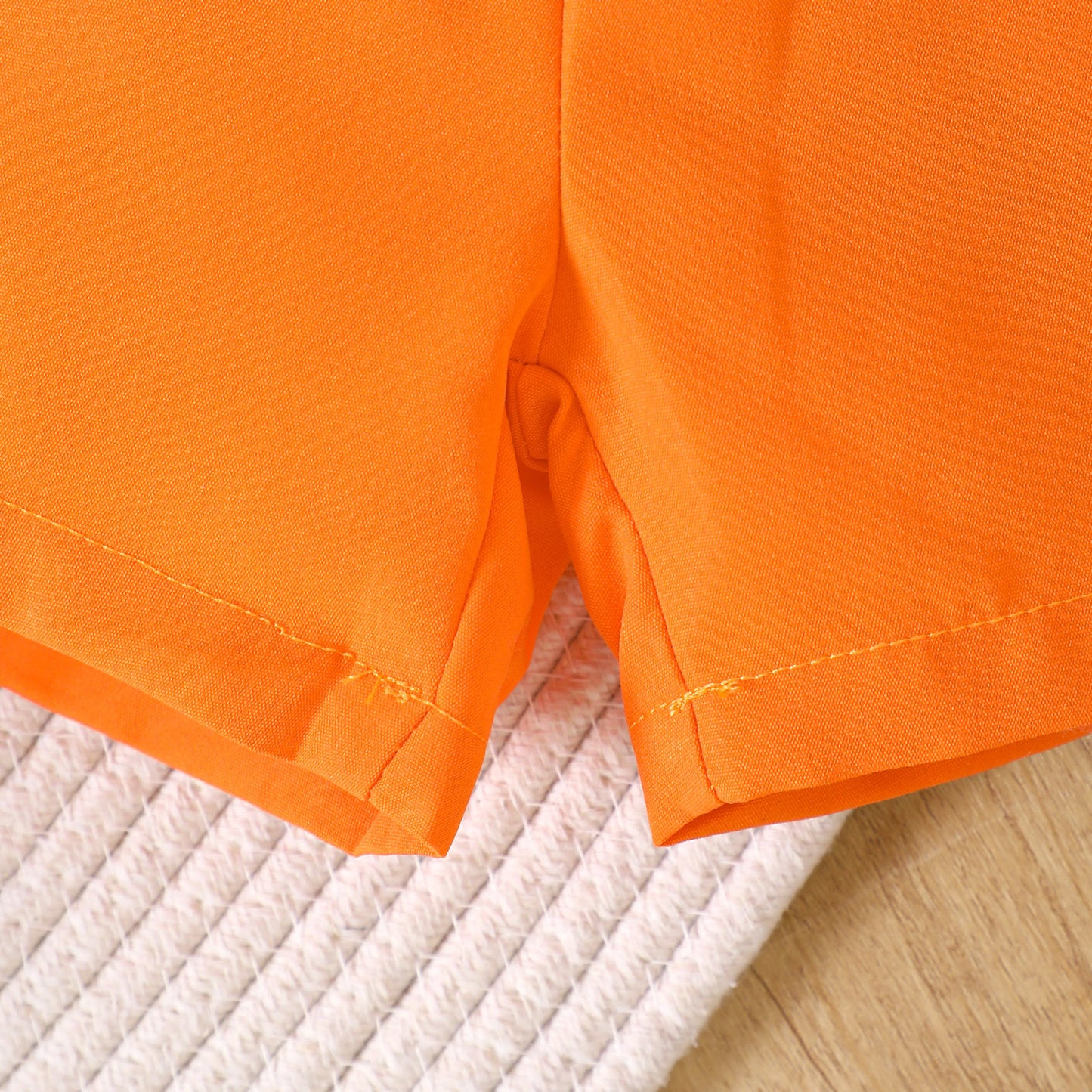 Neues Oster-Outfit für Babys und Kleinkinder – Süßes Hemd-Set mit Karottenmuster