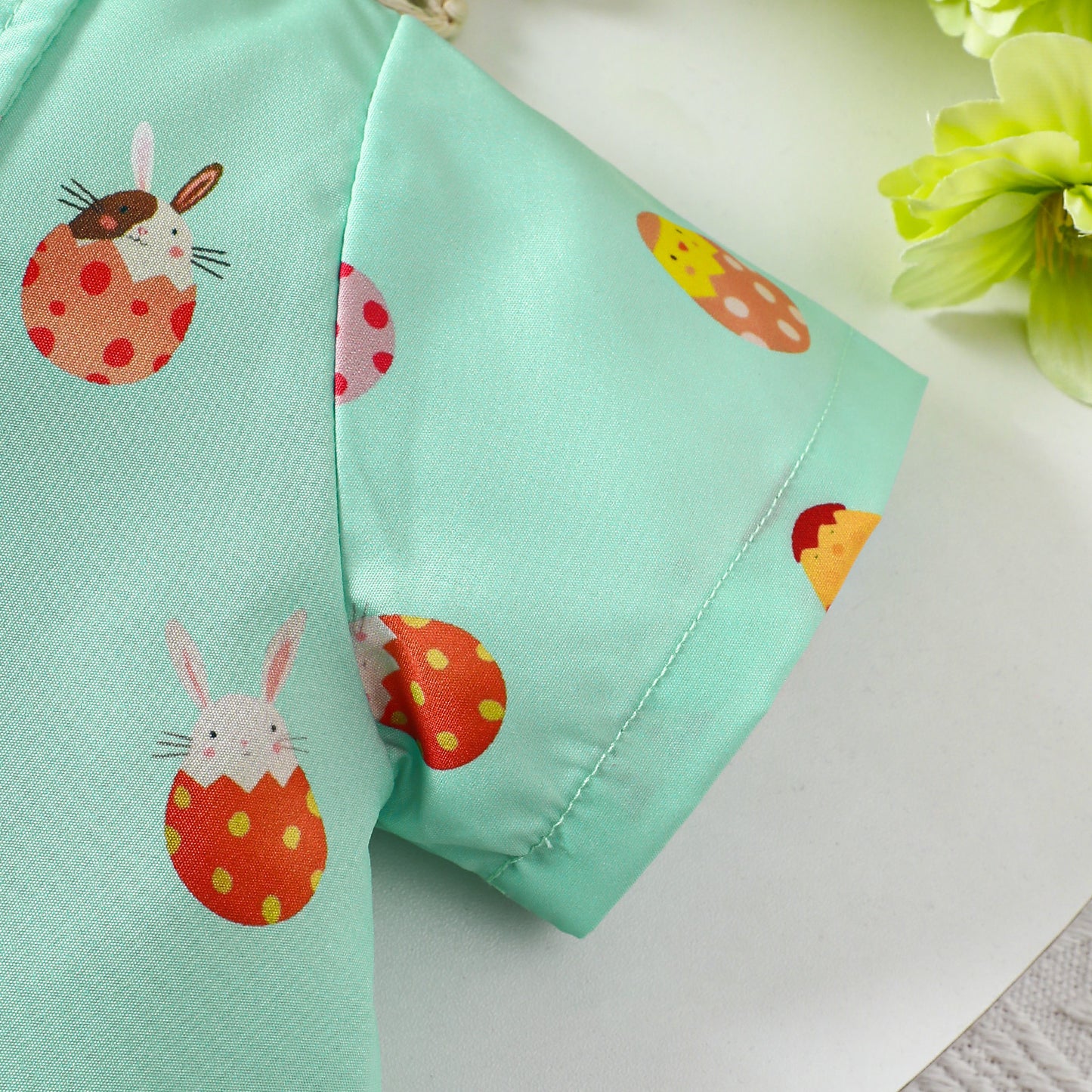 Baby-Jungen-Outfit mit Oster-Karotten-Print und Hemd und Shorts