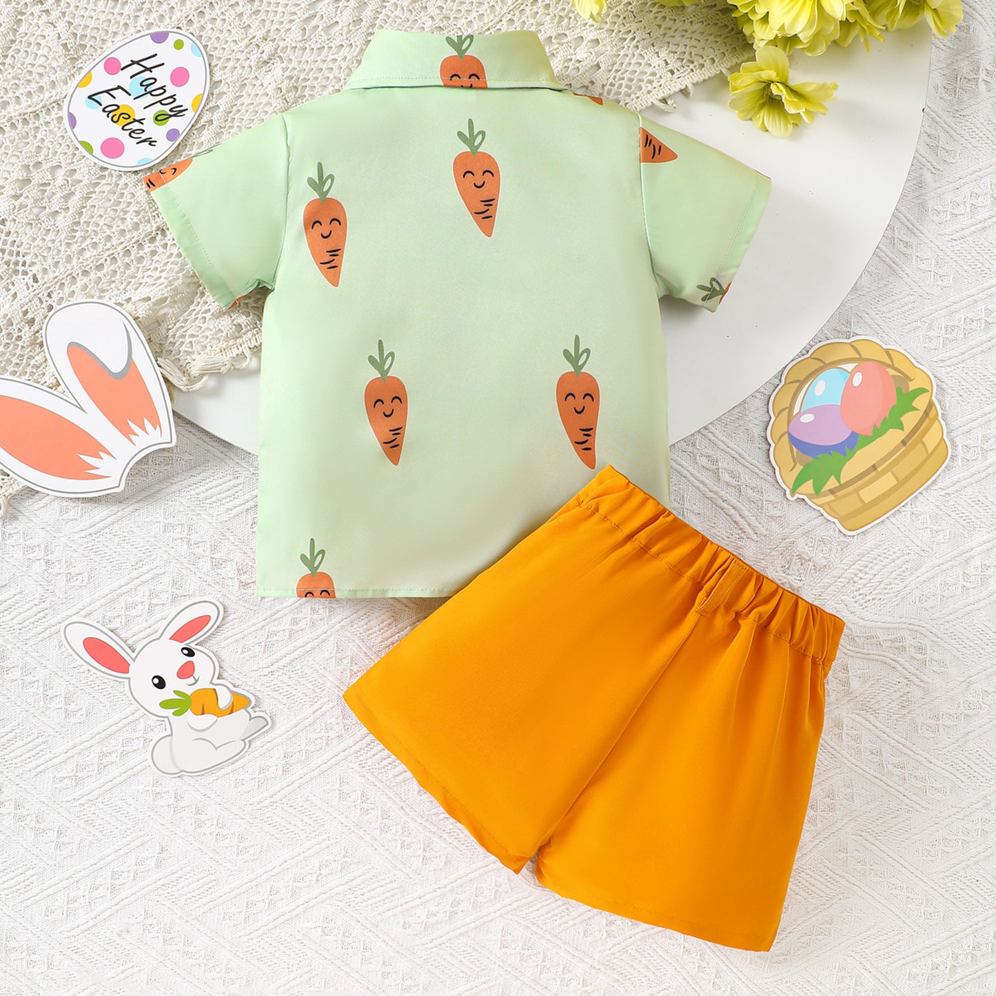 Baby-Jungen-Outfit mit Oster-Karotten-Print und Hemd und Shorts