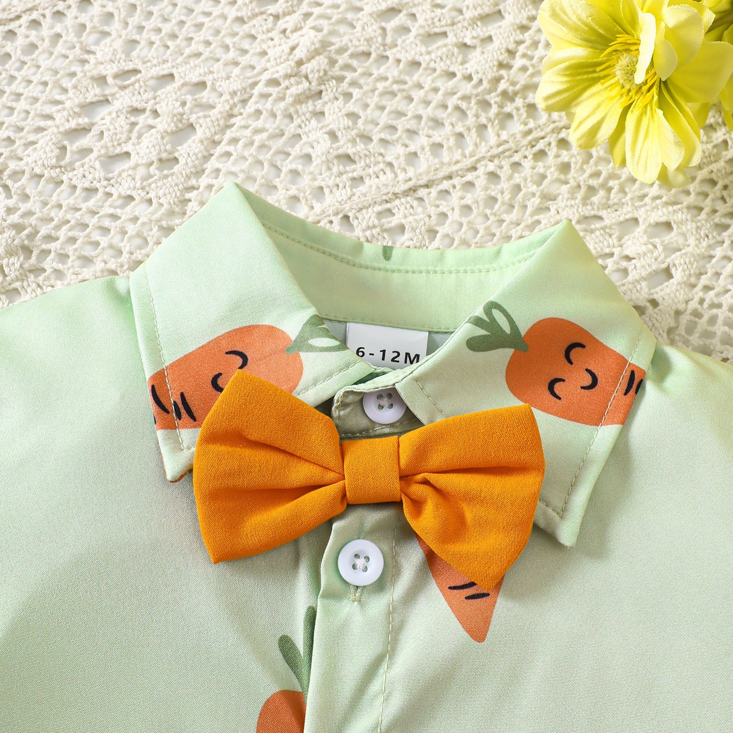 Baby-Jungen-Outfit mit Oster-Karotten-Print und Hemd und Shorts