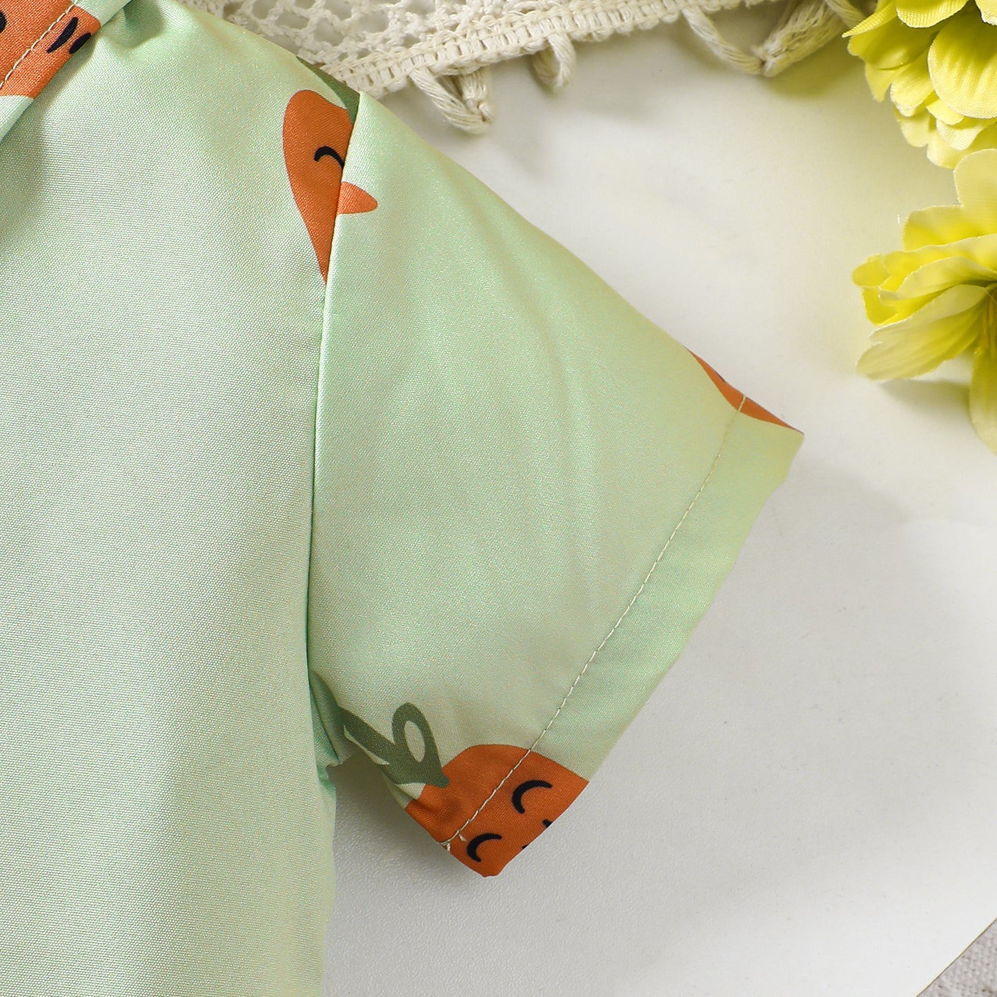 Baby-Jungen-Outfit mit Oster-Karotten-Print und Hemd und Shorts