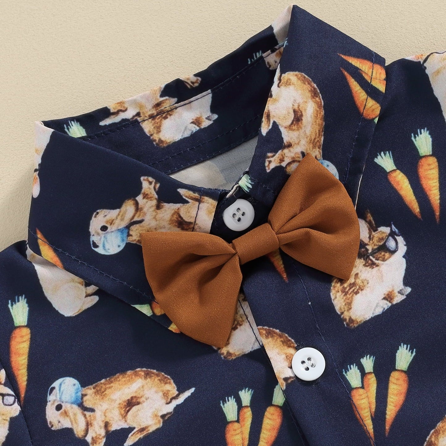 Weiches Osteroutfit für Kleinkinder – Hemd mit Fliege und Shorts mit Kaninchen-Print