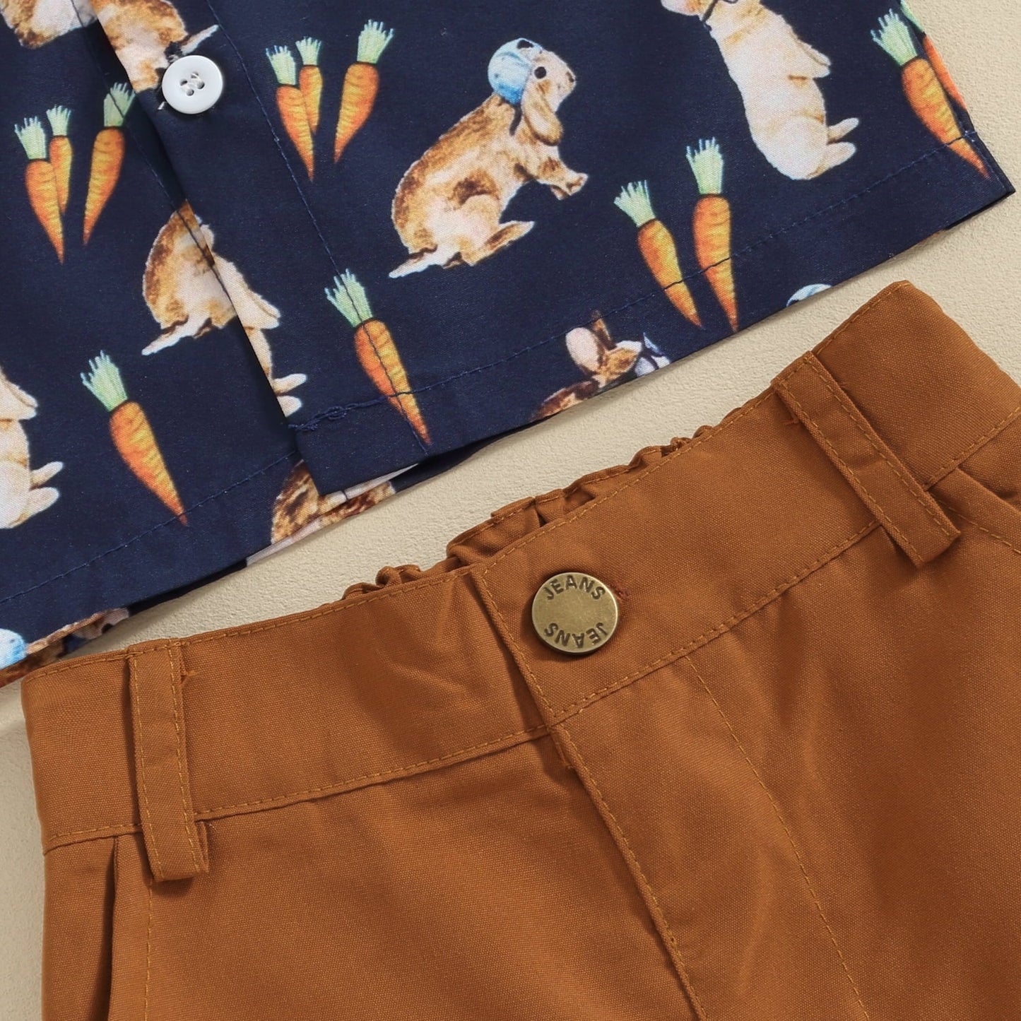 Weiches Osteroutfit für Kleinkinder – Hemd mit Fliege und Shorts mit Kaninchen-Print