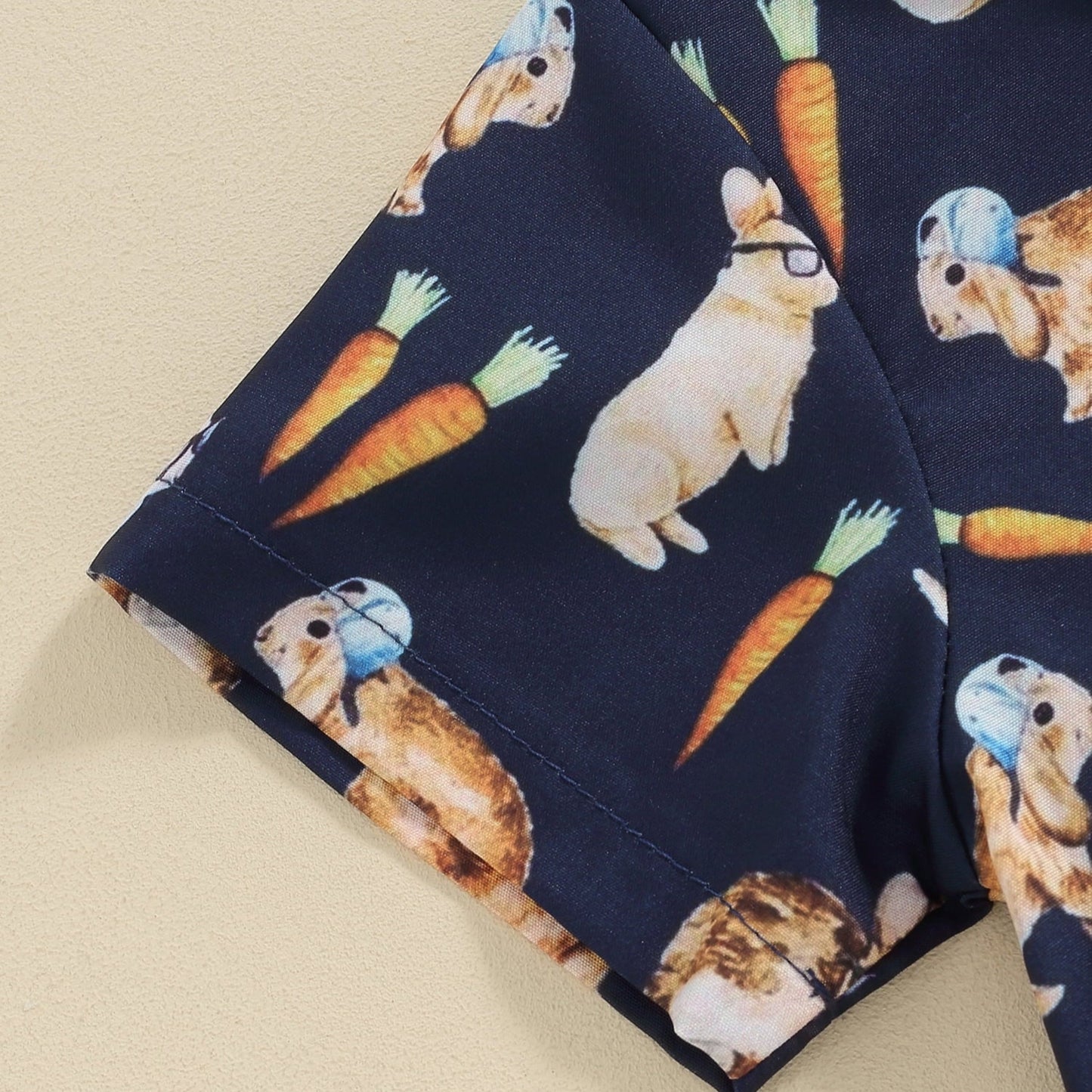 Weiches Osteroutfit für Kleinkinder – Hemd mit Fliege und Shorts mit Kaninchen-Print