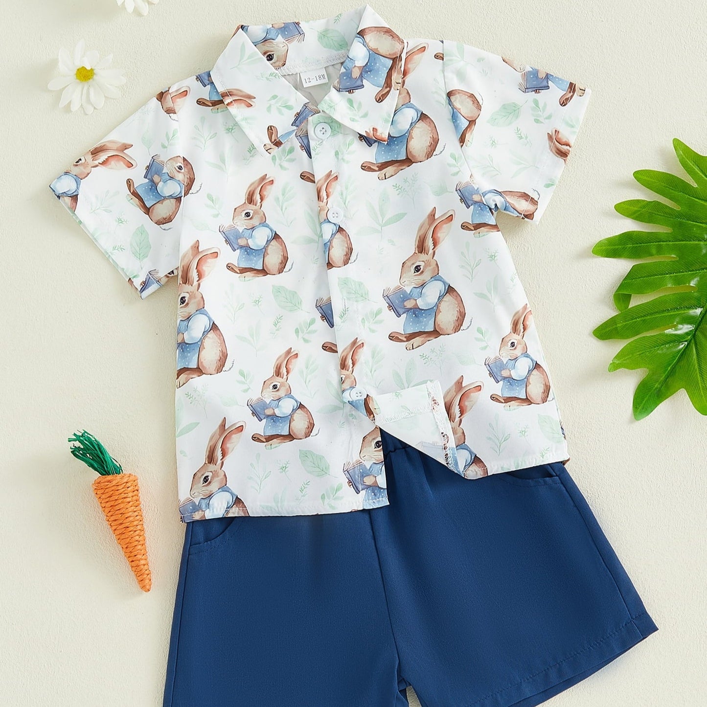 Der Oster-Gent-Look für kleine Jungen – Aturustex-Hemd mit Hasen- und Karotten-Print und Knopfleiste